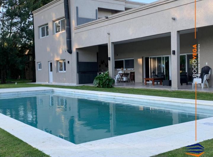 Casa · 621m² · 8 Ambientes · 2 Cocheras