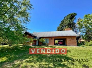 Quinta vacacional · 166m² · 4 Ambientes · 1 Cochera · Hermosa Casa Quinta en Barrio Parque El Remanso. Apto Credit