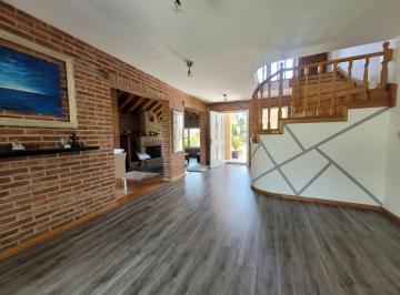 Casa · 300m² · 3 Dormitorios · 2 Cocheras · Casa Impecable Sobre Lote Central en Solares del Talar