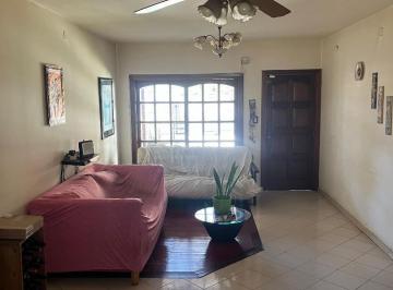 Casa · 200m² · 6 Ambientes · 3 Cocheras · Luis Guillon. Excelente Propiedad Apto Credito