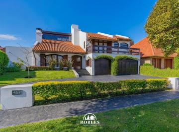 Casa · 383m² · 5 Ambientes · 1 Cochera · Chalet en El Tradicional Barrio Pinos de Anchorena.