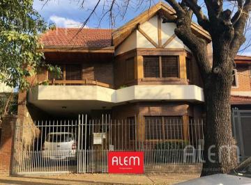 Casa · 250m² · 5 Ambientes · 2 Cocheras · Casa en Venta en Banfield, Lomas de Zamora