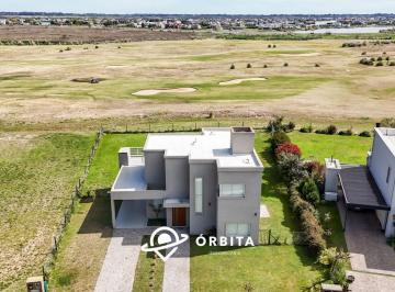 Casa · 162m² · 5 Ambientes · Casa en Venta en San Sebastian, Area 2, Vista Directa y Salida Al Golf - Acepta Permuta
