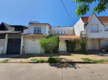Casa · 200m² · 5 Ambientes · 1 Cochera · Casa en Barrio Miñaqui