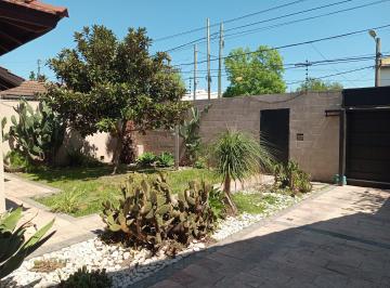 Casa de 5 ambientes, Lomas de Zamora · Venta Urgente! Excelente Chalet 4 Amb Sobre Gran Lote con Piscina y Quincho!