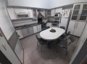 Casa · 200m² · 6 Ambientes · Chalet 5 Ambientes con Dependencia de Servicio