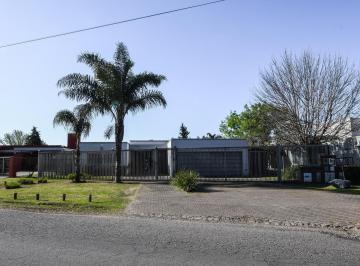 Casa · 353m² · 8 Ambientes · 4 Cocheras · Casa en Venta - Fisherton - Todo en Planta Baja - 3/4 Dorm. - Quincho, Pileta
