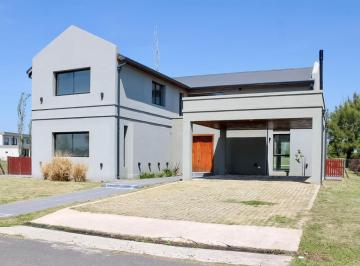 Casa · 260m² · 7 Ambientes · 2 Cocheras · Casa en Estancia La Rinconada en Venta Excelente