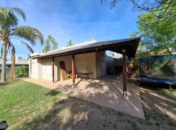 Casa · 65m² · 4 Ambientes · 2 Cocheras · Venta - Casa de Tres Dorm. con Pileta y Jardin - Roldan