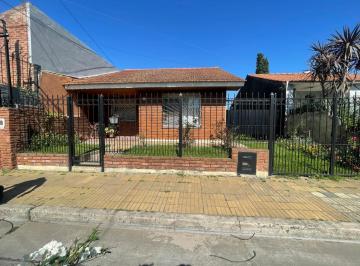 Casa de 4 ambientes, Almirante Brown · Alquiler Casa en Burzaco C/ Jardin y Entrada de Auto