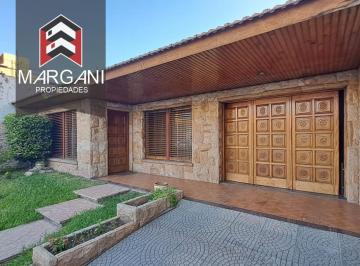 Casa · 160m² · 5 Ambientes · 5 Cocheras · Chalet 5amb C/ Cochera Pasante + Jardin + Patio