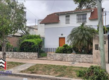 Casa · 143m² · 5 Ambientes · 1 Cochera · Excelente P. H. Tipo Casa 5 Amb C/ Cochera y Jardin