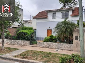 Casa · 143m² · 5 Ambientes · 1 Cochera · Excelente P. H. Tipo Casa 5 Amb C/ Cochera y Jardin