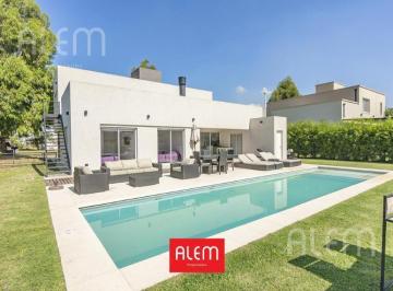 Casa · 250m² · 4 Ambientes · 2 Cocheras · Casa en Venta en Don Joaquin, Canning