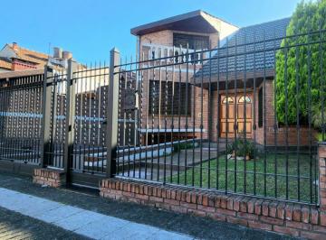 Casa de 6 ambientes, Morón · Venta - Casa 6 Amb con Cochera - Parque y Piscina - E Fermi Al 2600 - El Palomar