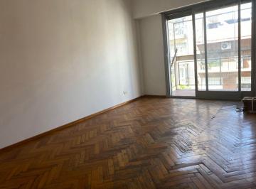 Departamento de 3 ambientes, Parque Chacabuco · 3 Amb Al Frente con Balcón. Muy Luminoso. Excelente Ubicación. Apto Crédito.