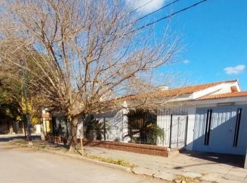 Casa · 200m² · 5 Ambientes · 1 Cochera · Casa de 200 m² con 4 Dorm. en Venta en Los Robles