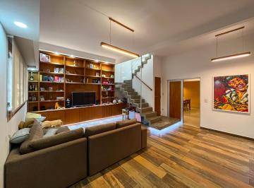 Casa · 160m² · 7 Ambientes · 1 Cochera · Casa de 3 Dorm. con Cocheras, Patio, Terraza y Parrillero