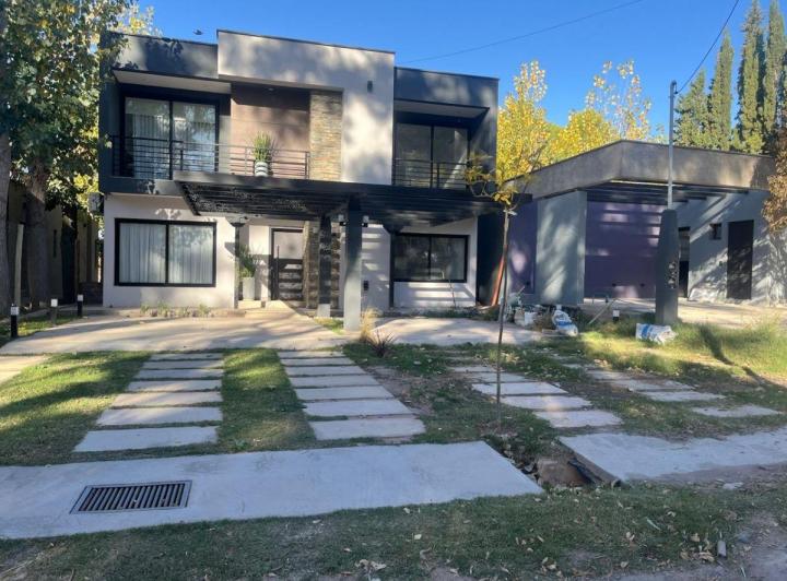 Casa · 110m² · 3 Ambientes · 2 Cocheras