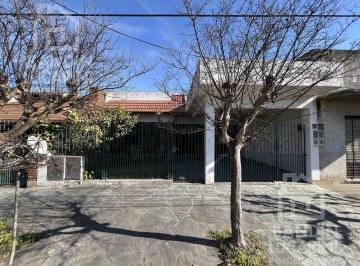 Casa · 171m² · 4 Ambientes · 1 Cochera · Casa en Berazategui en Venta Depto a Continuacion.