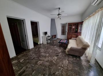 Casa · 120m² · 3 Ambientes · 1 Cochera · Casa Chalet en Venta Ubicado en Lanús Oeste, Lanús, G. B. a. Zona Sur