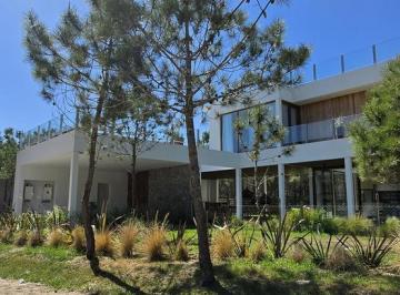 Casa · 325m² · 6 Ambientes · Casa en Barrio Costa Esmeralda