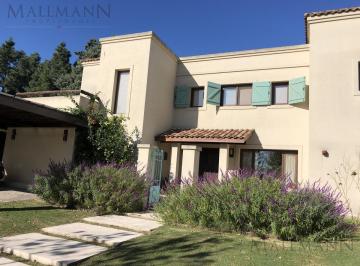Casa · 350m² · 7 Ambientes · 2 Cocheras · Venta/alquiler Temporario Casa 3 Dorm. en Pilará Barrio La Volanta