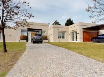 Casa · 400m² · 3 Dormitorios · Venta Casa 3 Dorm. en Pilará Barrio La Berlina