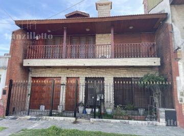 Casa · 4 Ambientes · 2 Cocheras · Casa en Lanús Este