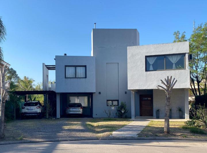 Casa · 300m² · 10 Ambientes · 2 Cocheras