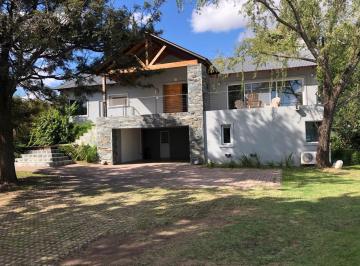 Casa · 350m² · 5 Ambientes · 2 Cocheras · Casa Chacras de La Villa 4 Dorm. Quincho Pileta Apto Credito