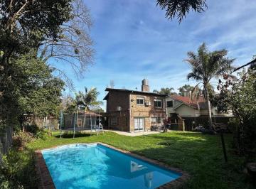Casa · 160m² · 4 Ambientes · 1 Cochera · Hermoso Chalet en Venta