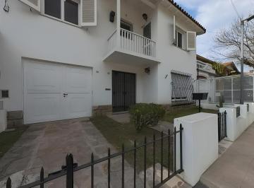 Casa · 209m² · 4 Ambientes · Casa en Venta de 3 Dorm. - Garage - Jardin - en Barrio Parque Cornelio Saavedra