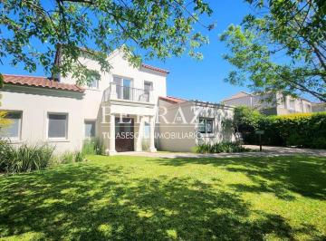 Casa · 160m² · 5 Ambientes · 2 Cocheras · Casa Venta 5 Ambientes en Los Jazmines Pilar del Este Lote de 840 m²