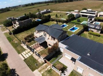Casa · 111m² · 7 Ambientes · 2 Cocheras · Venta Funes Barrio La Cardera Casa 3 Dorm. Cochera y Pileta
