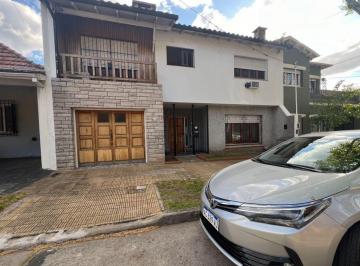 Casa de 4 ambientes, Vicente López · Solido Chalet 2 Plantas, 3 Dorm, C/gge, Jdin y Dcias de Servicio.