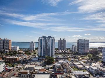 Foto1 · Piso Alto con Vista Panoramica, 1 Dormitorio y Medio en Venta. Punta del Este