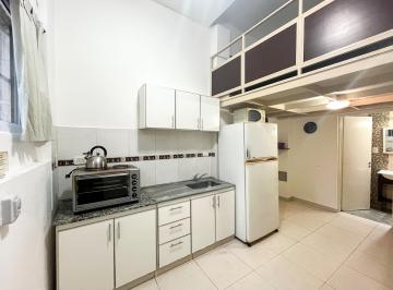 Cocina con horno eléctrico y anafe · Cómodo Monoambiente con Entrepiso Amoblado en Zona Tranquila
