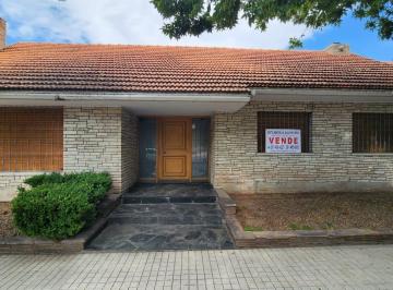 Casa de 8 ambientes, Ciudad de Mendoza · Casa en Calle La Pampa y Serú de Barrio Bombal