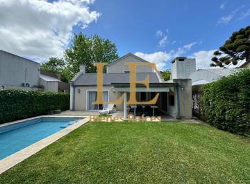 Casa · 153m² · 4 Ambientes · 3 Cocheras · Venta Casa con Pileta, Apto Credito