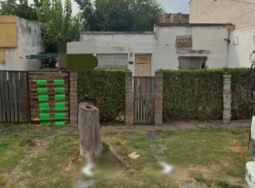 Casa · 140m² · 3 Ambientes · 3 Cocheras · Casa con Terreno y Quincho Para Reciclado Profundo o Demoler en 32 Bis y 136