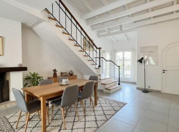Casa · 230m² · 8 Ambientes · 2 Cocheras · Venta: Casa de Tres Dorm. con Pileta y Gran Jardín en Fisherton, Rosario.