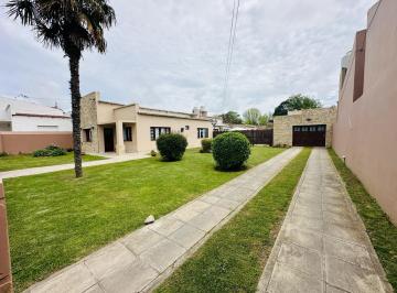 Casa · 268m² · 6 Ambientes · 2 Cocheras · Importante Casa con Gran Terreno en Madariaga