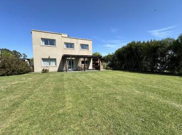 Casa · 190m² · 4 Ambientes · 2 Cocheras · Casa en Alquiler Temporada en Barrio Arenas del Sur