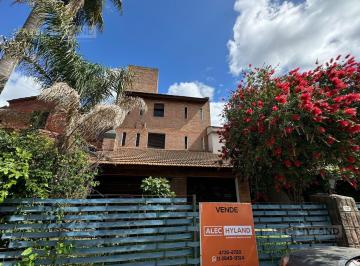 Casa · 237m² · 5 Ambientes · 2 Cocheras · Casa Interesante en Venta de 3 Plantas en Santa Rita, San Isidro