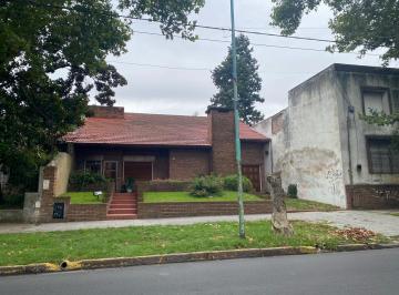 Casa · 243m² · 5 Ambientes · 1 Cochera · Casa en Lomas de Zamora Oeste