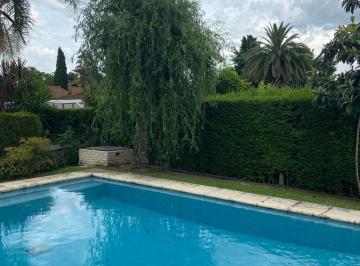 Casa · 147m² · 5 Ambientes · 2 Cocheras · Casa en Alquiler 6 Ambientes Frente Al Golf Mapuche