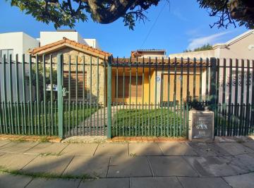 Casa de 5 ambientes, Ituzaingó · Casa Chalet de 5 Ambientes y Jardín en Ituzaingó