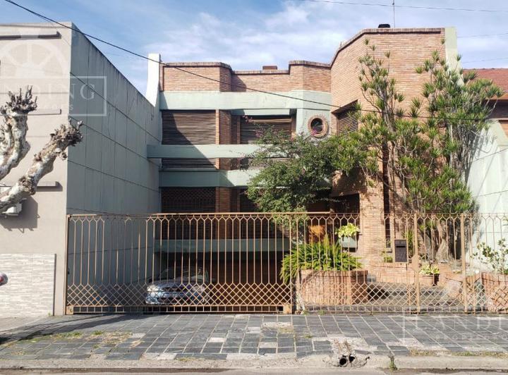 Casa · 330m² · 5 Dormitorios · 5 Cocheras
