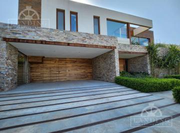 Frente de la casa y cochera cubierta para 2 autos · Casa Al Río en Barrio Náutico Albanueva, Rincón de Milberg